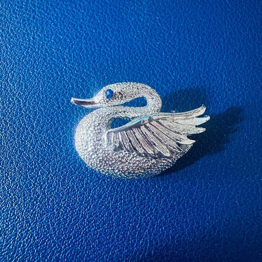 Very Pretty Mid-Century Signed Gerry's Swan Brooch with Blue Stone.